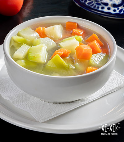 Consomé de pollo con verduras